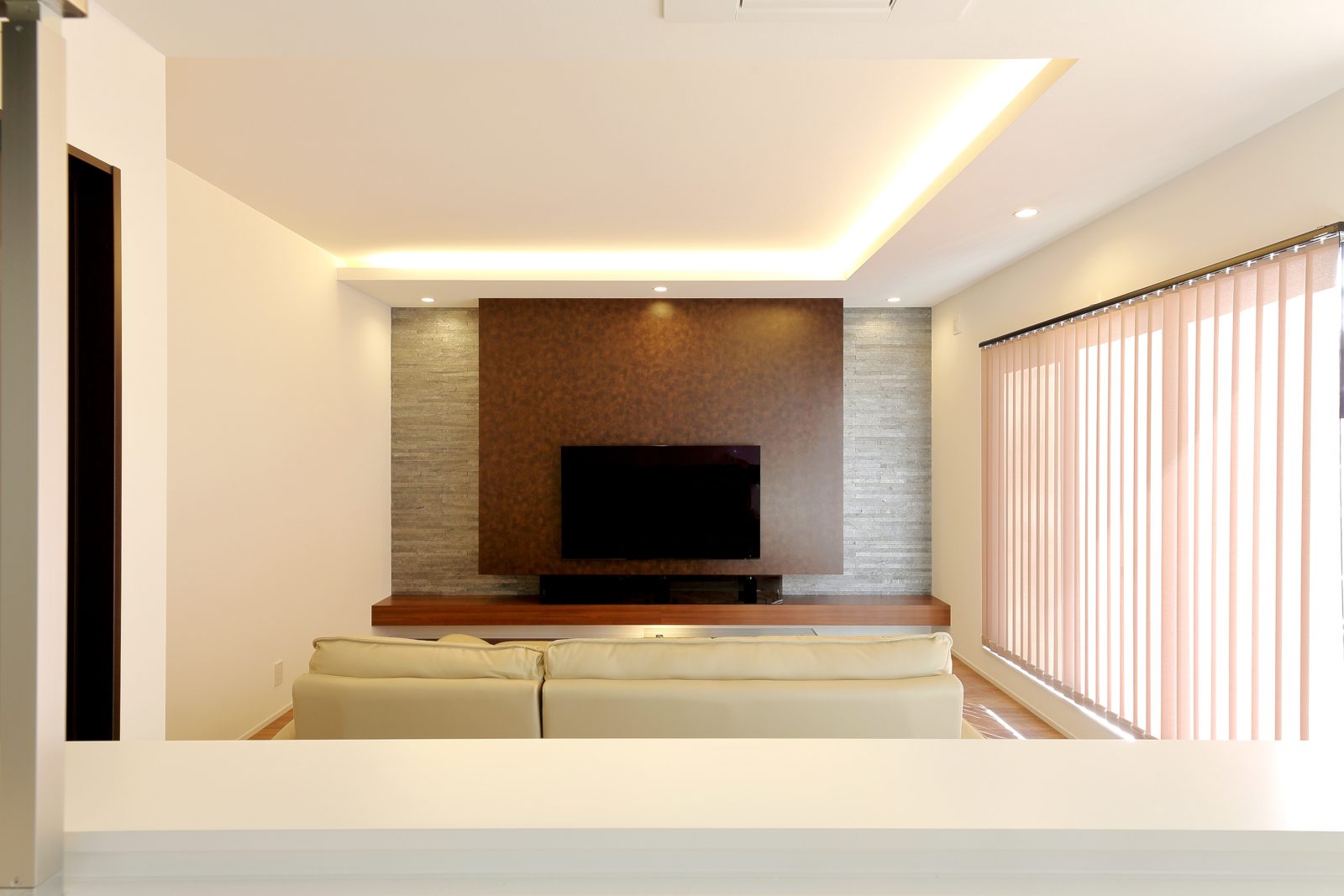 ガレージのあるシックモダンの家