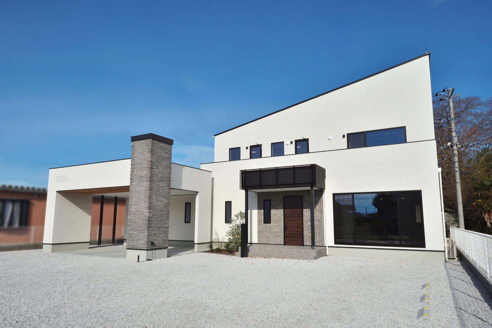 勾配屋根とグレータイルのモダンデザインハウス